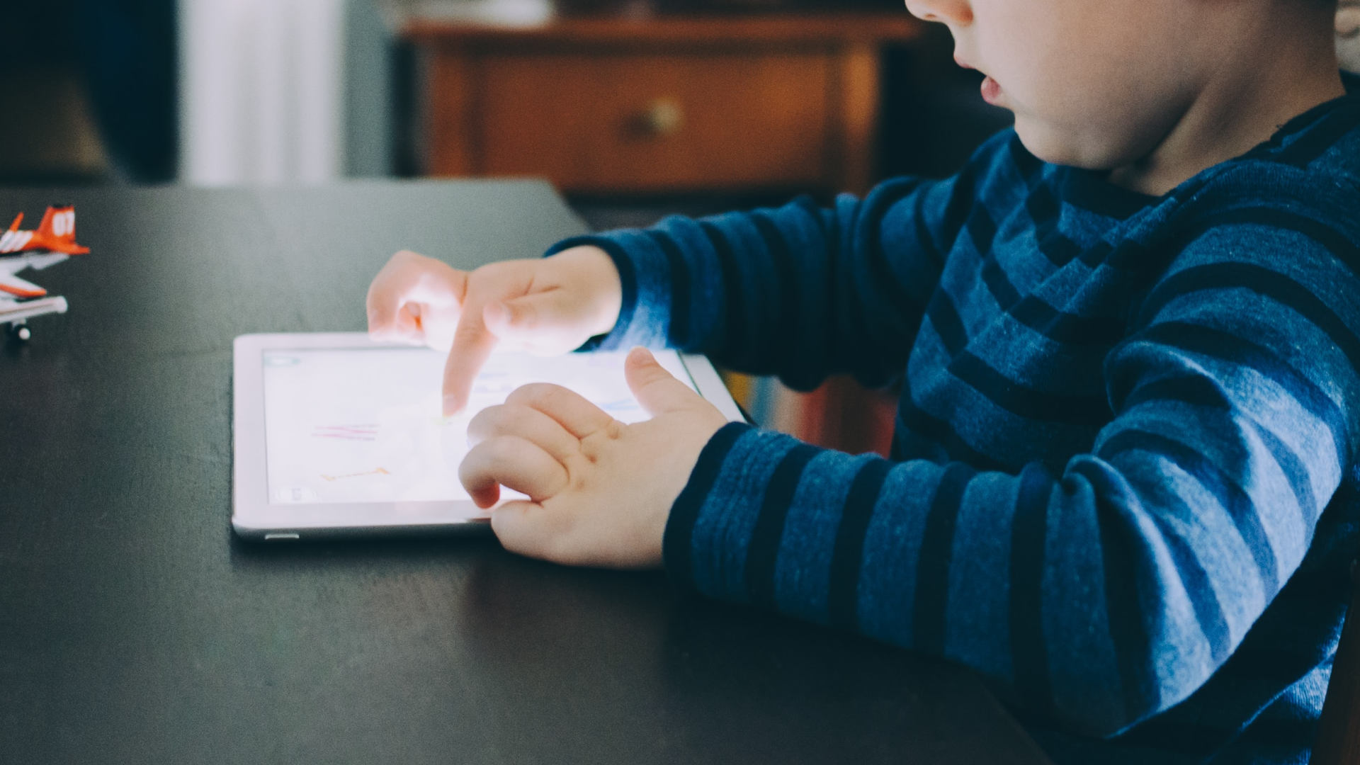 child using iPad 